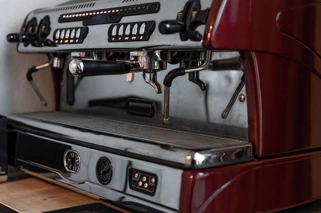 Detalle de primer plano de una máquina de café profesional