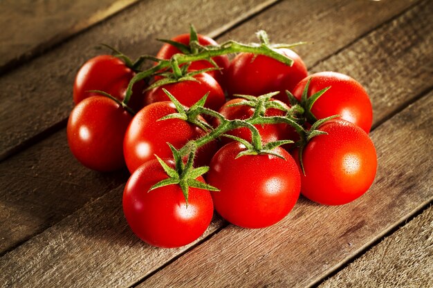 Detalle de tomates rojos sabrosos frescos. Luz del sol soleada. Comida sana o concepto de comida italiana.