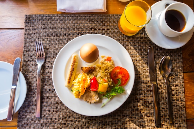 Detalle de la tortilla de huevo para el desayuno.