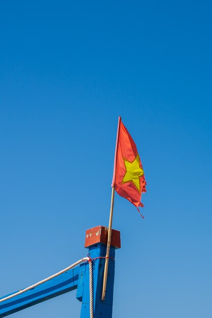 Detalle de una vieja bandera vietnamita volando