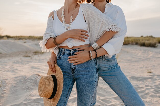 Detalles de accesorios de moda de elegantes mujeres hermosas en vacaciones de verano en la playa, estilo bohemio, divirtiéndose