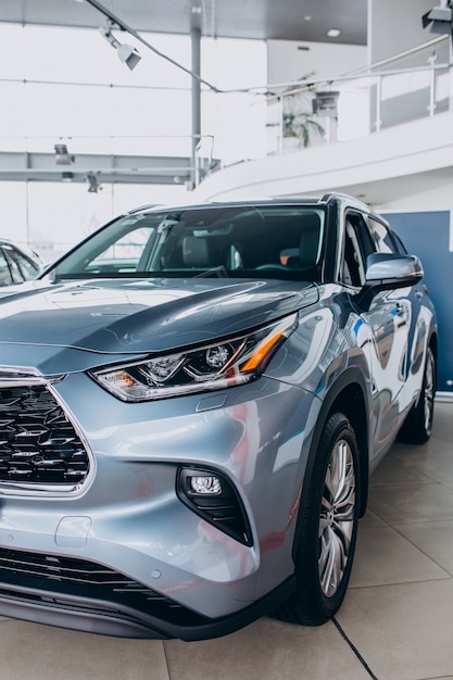 Detalles del automóvil cerca del coche nuevo