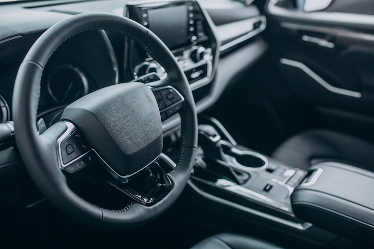 Foto gratuito detalles del automóvil cerca del coche nuevo