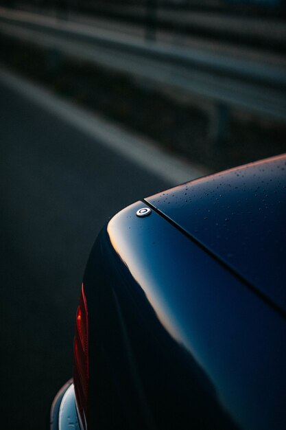 Detalles de un coche con el cielo del atardecer reflejándose en él