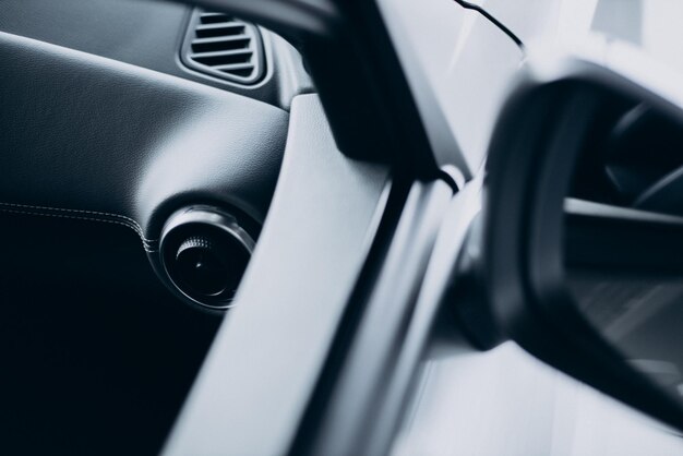 Detalles de un coche parado en la sala de exposición de coches