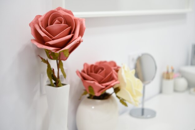 Detalles de decoración en el moderno centro de bienestar con florero y velas.