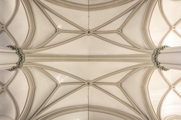 Detalles del interior de la iglesia católica en colores claros