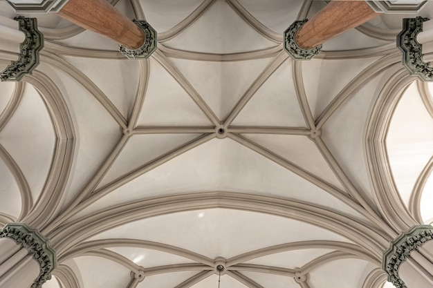 Detalles del interior de la iglesia católica en colores claros