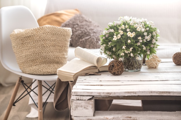 Detalles interiores de naturaleza muerta en la sala de estar y decoración