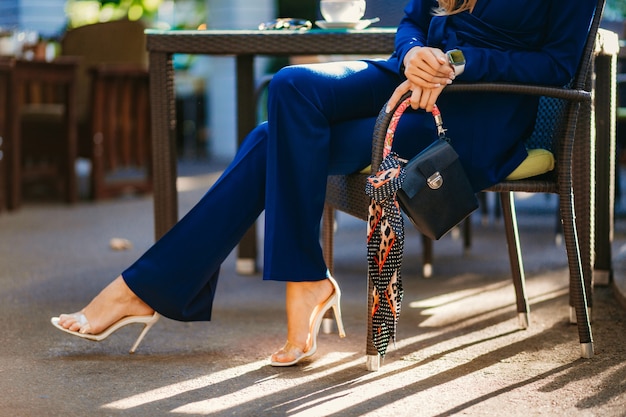 Foto gratuita detalles de moda y accesorios de mujer elegante vestida con traje azul