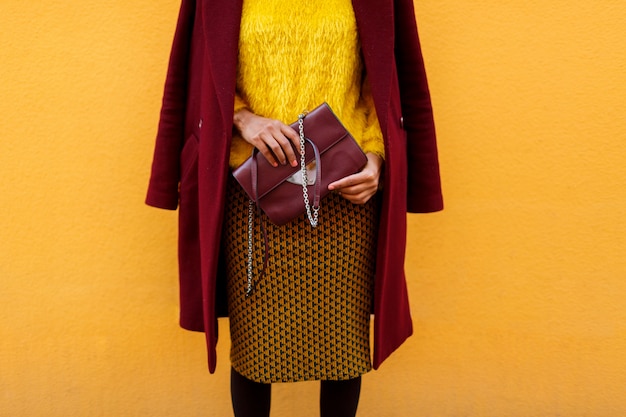 Foto gratuita detalles de moda. mujer atractiva en abrigo elegante