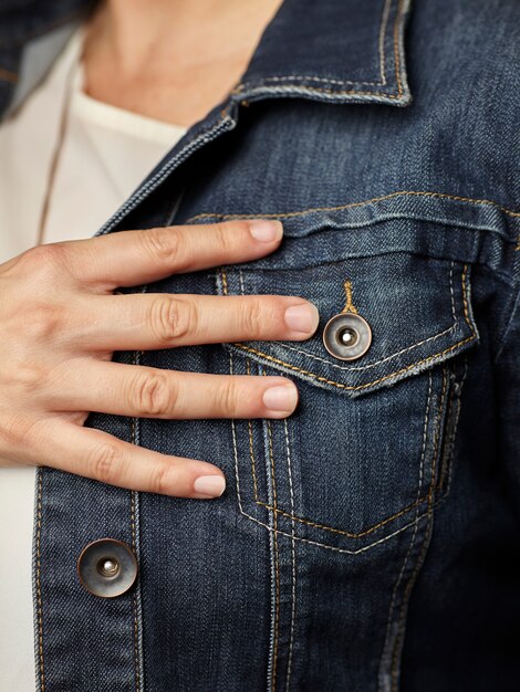 Detalles del modelo con chaqueta vaquera azul