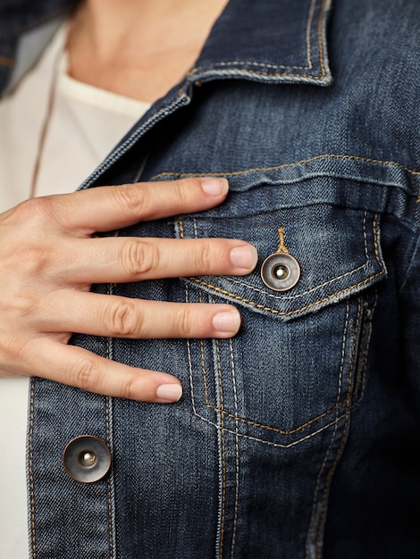 Detalles del modelo con chaqueta vaquera azul