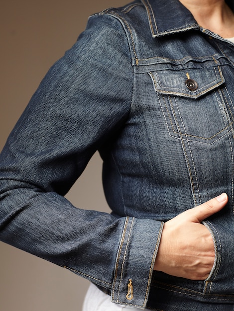 Detalles del modelo con chaqueta vaquera azul