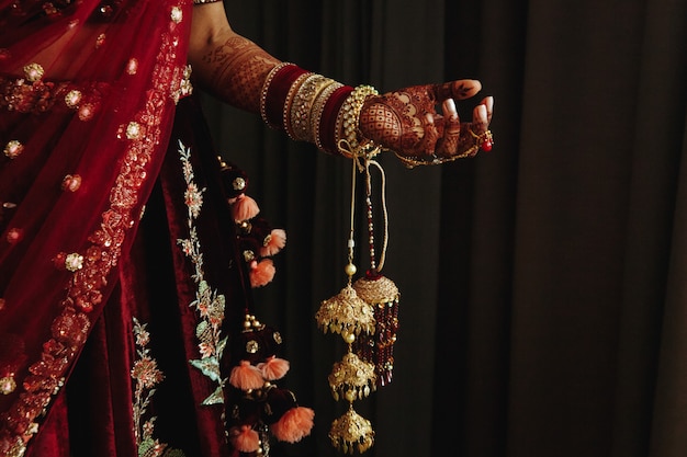 Detalles y parte de la ropa tradicional de las mujeres de la boda india