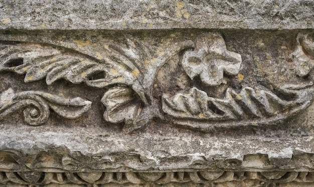 Detalles de piedras talladas en la parte superior del pórtico hermosas tallas de piedra historia y herencia de civilizaciones antiguas detalles de un templo en la región del Egeo de Turquía