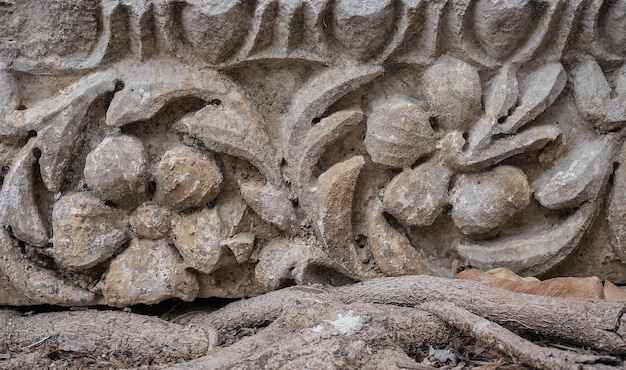 Detalles de piedras talladas en la parte superior del pórtico hermosas tallas de piedra historia y herencia de civilizaciones antiguas detalles de un templo en la región del Egeo de Turquía