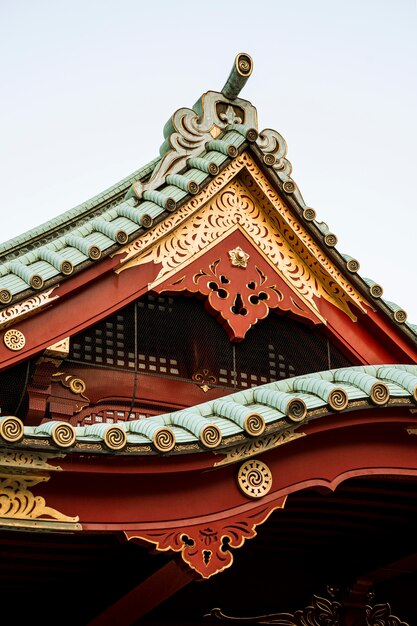 Detalles del techo de un templo de madera tradicional japonés