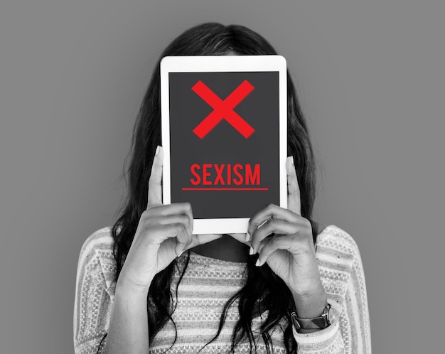 Foto gratuita detener el sexismo, la discriminación racista, la diversión, la amenaza