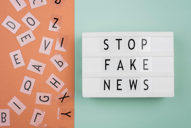 Detener la vista superior del concepto de noticias falsas