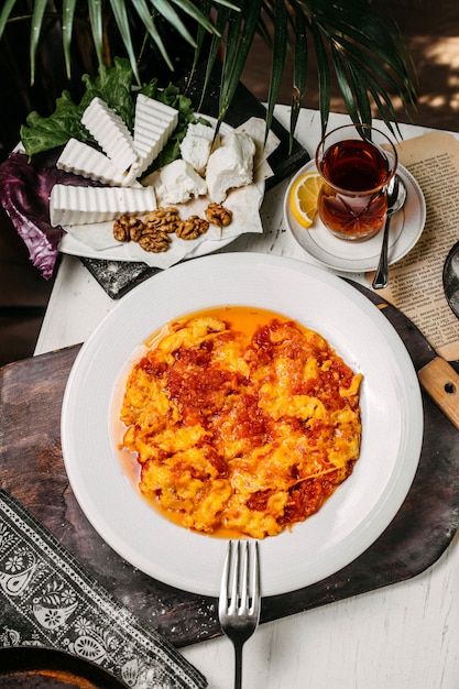 Foto gratuita detener la vista del tradicional desayuno azerbaiyano con plato de huevo y tomate