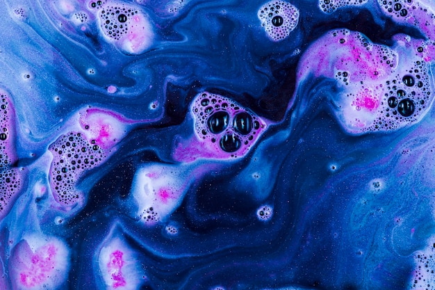 Detergente líquido azul con espuma