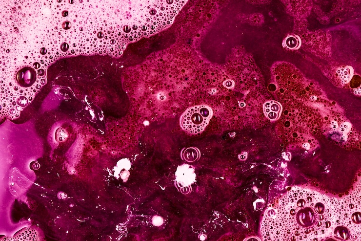 Foto gratuito detergente líquido rosa con espuma