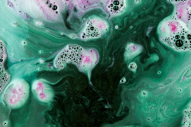 Detergente líquido verde con espuma