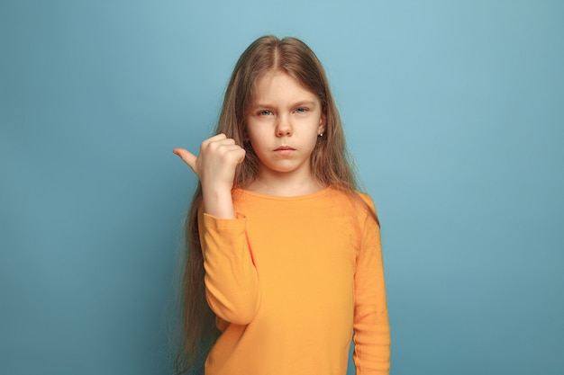 La determinacion. Chica adolescente en azul. Expresiones faciales y concepto de emociones de personas.