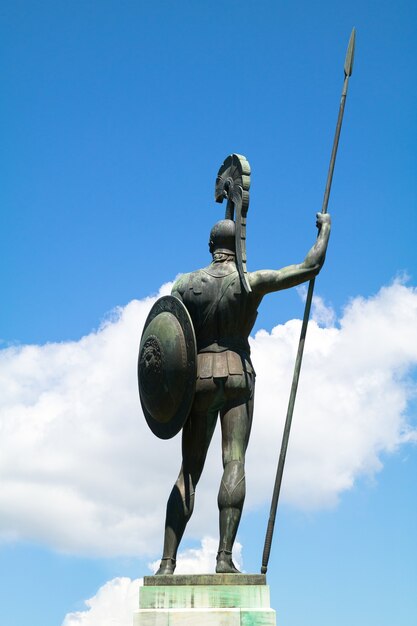 Detrás de la estatua de Aquiles en el palacio Achilleion en la isla de Corfú, Grecia