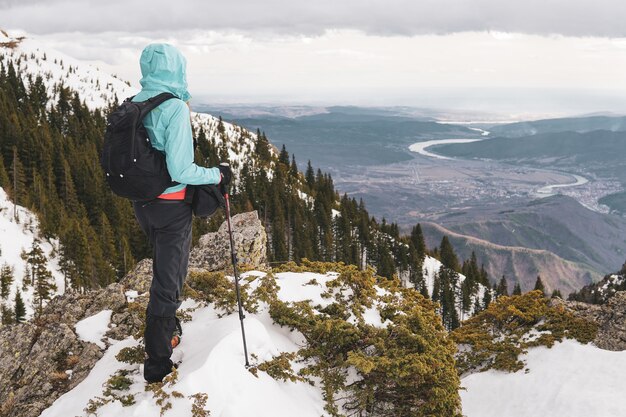 Detrás de la foto de un hombre de pie en la cima de una montaña de los Cárpatos con vistas al río Olt en Rumania