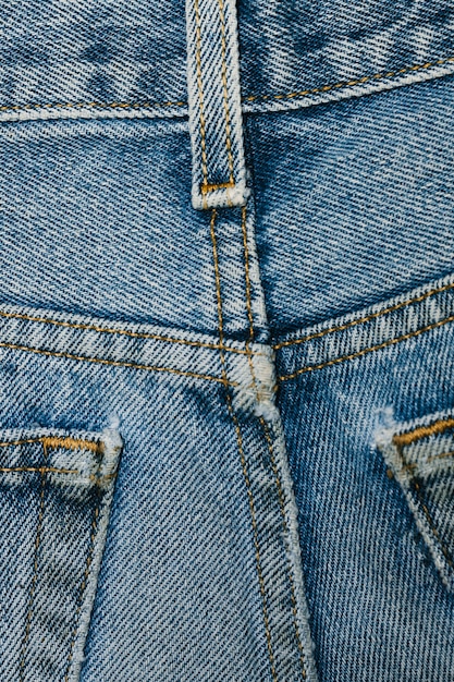 Detrás del primer plano de los pantalones vaqueros