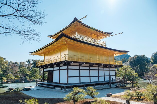 Detrás del templo Gingakuji de oro en Kioto, Japón