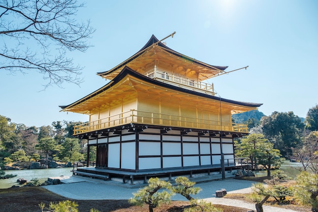 Detrás del templo Gingakuji de oro en Kioto, Japón