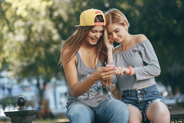 Día al aire libre amarillo mujer rubia