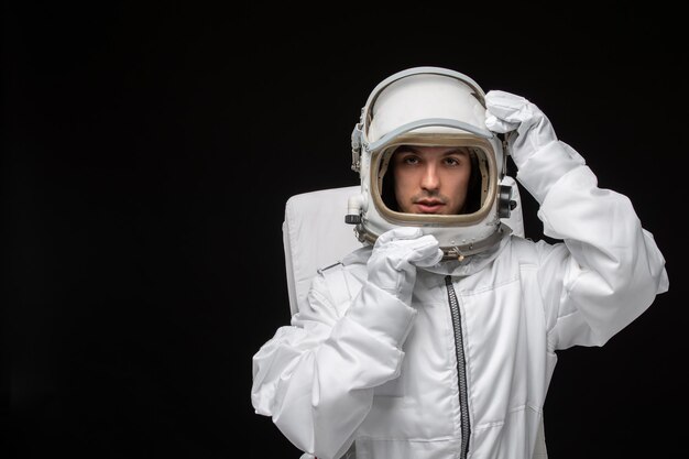 Día del astronauta astronauta quitándose el casco de vidrio en traje espacial en el espacio ultraterrestre galaxia cosmos