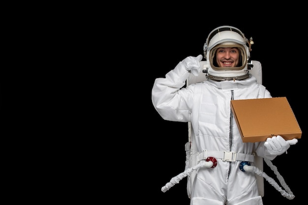 Foto gratuita día del astronauta astronauta en traje espacial entregando pizza en el espacio exterior cosmos galaxia feliz sonriendo