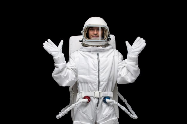 Día del astronauta astronauta en traje espacial en el espacio exterior cosmos galaxia agitando las manos feliz aterrizado