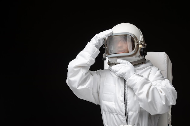 Foto gratuita día del astronauta empañado casco de vidrio astronauta en traje espacial en el espacio exterior galaxia cosmos