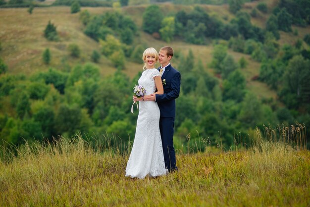 Día de la boda. novia y novio al aire libre en la ubicación de la naturaleza.