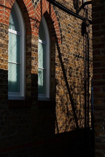 Foto gratuita día en la ciudad con sombras arquitectónicas.