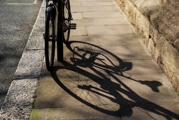 Foto gratuita día en la ciudad con sombras arquitectónicas.