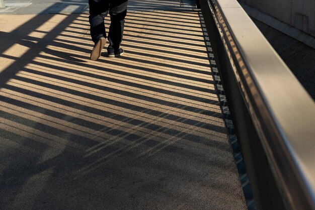 Día en la ciudad con sombras arquitectónicas.