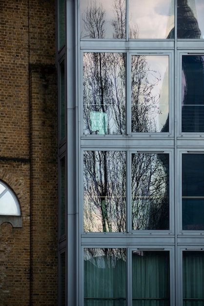 Foto gratuita día en la ciudad con sombras arquitectónicas.