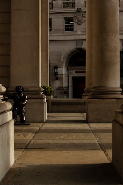 Foto gratuita día en la ciudad con sombras arquitectónicas.