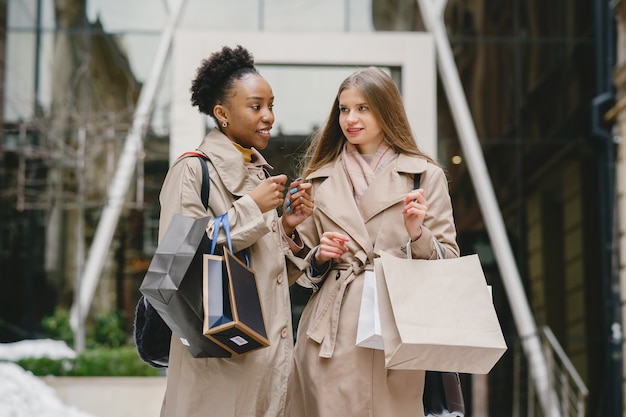 Dia de compras. Novias internacionales. Mujeres en una ciudad.