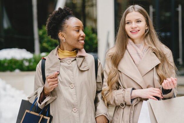 Dia de compras. Novias internacionales. Mujeres en una ciudad.