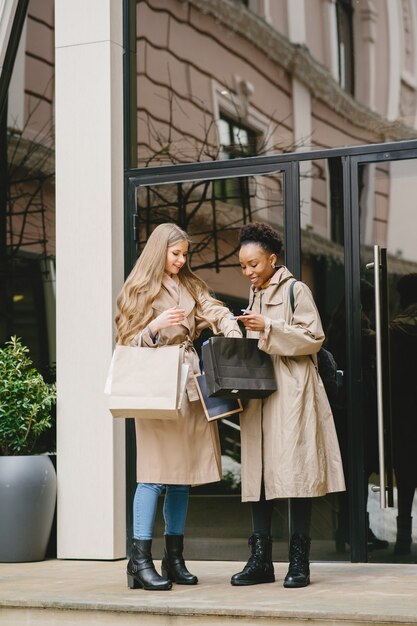 Dia de compras. Novias internacionales. Mujeres en una ciudad.