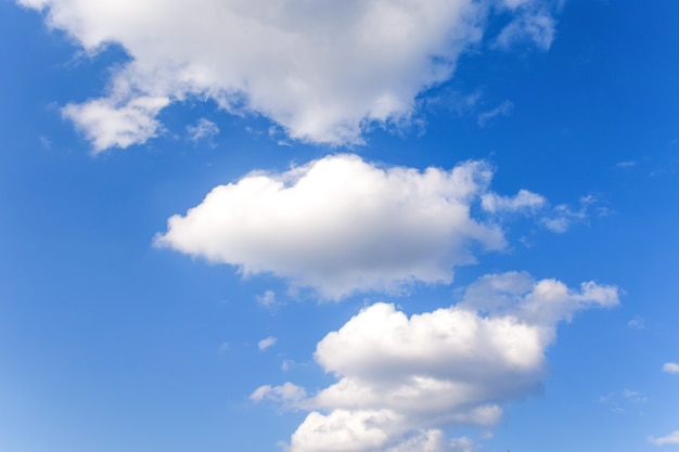 Día fantástico con nubes en el cielo