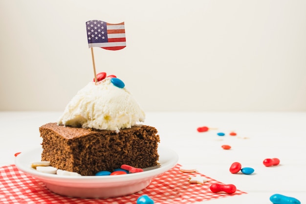 El día de fiesta patriótico americano se apelmaza con los caramelos y el helado en el escritorio blanco